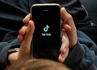 Смартфон з відкритим tiktok