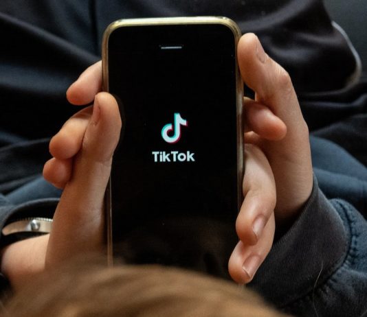Смартфон з відкритим tiktok