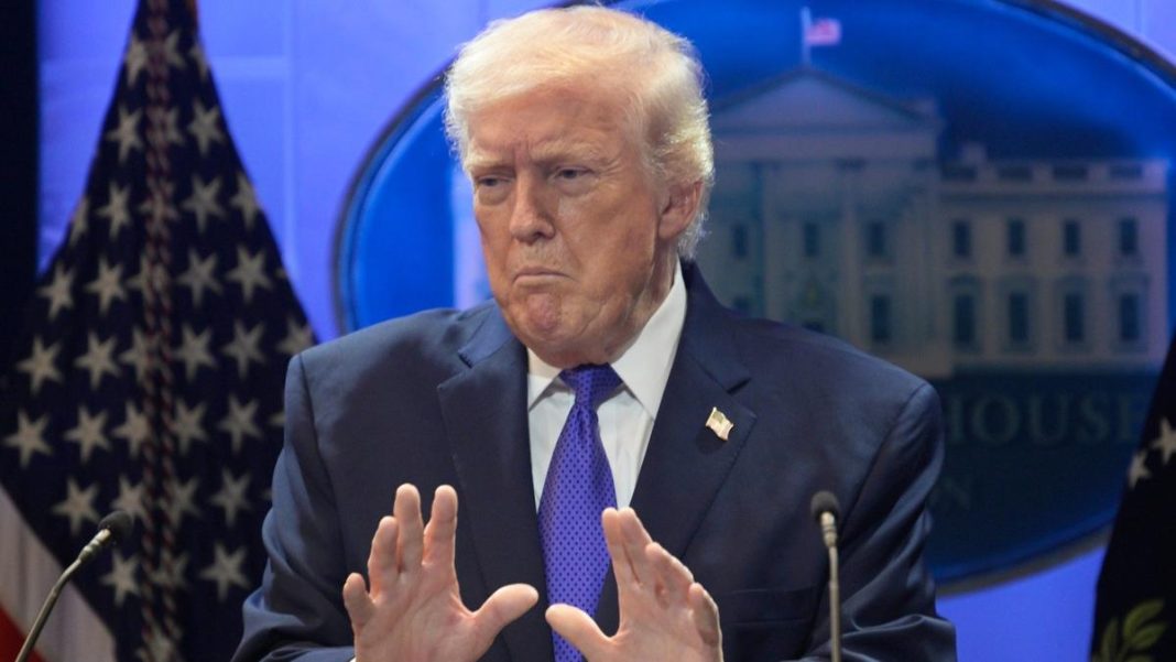 cfa47ae5f2df4bc49882f46ce9038ed7 Дональд Трамп на брифінгу у Білому домі, прапори США на тлі