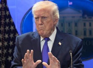 АДМІНІСТРАЦІЯ ТРАМПА ГОТУЄТЬСЯ ДО МИРНИХ ПЕРЕГОВОРІВ Дональд Трамп на брифінгу у Білому домі, прапори США на тлі