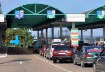 A queue of cars in front of the Medyka-Shehyni checkpoint on the border between Ukraine and Poland