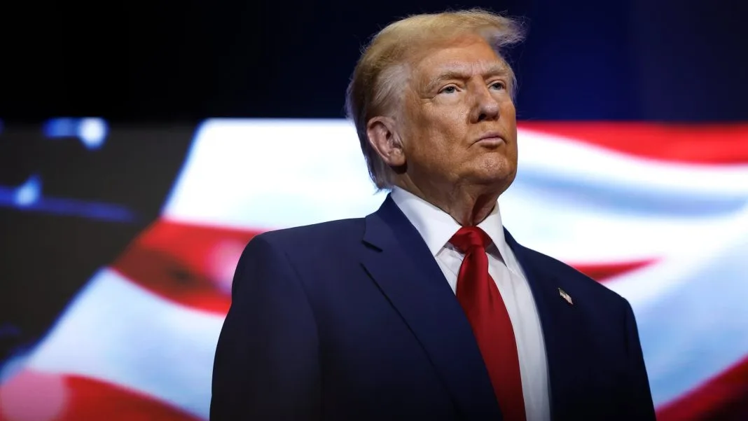 Трамп на фоні прапора