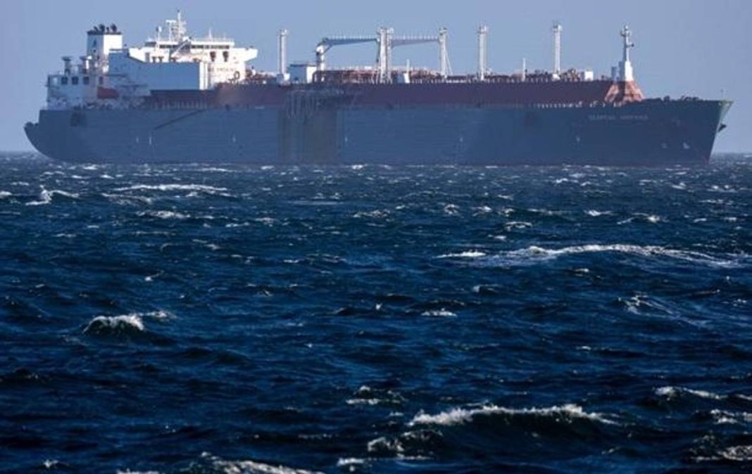 Нафтові танкери у відкритому морі