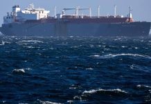 Нафтові танкери у відкритому морі