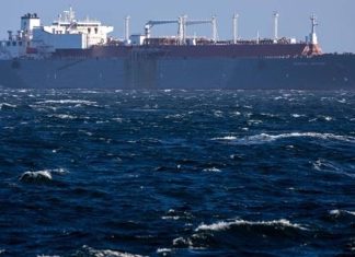 Нафтові танкери у відкритому морі