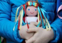 Дитяча іграшка в руках