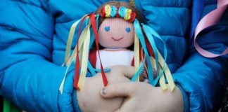 Дитяча іграшка в руках