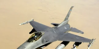 бойові літаки у повітрі під час бойових дій на Близькому Сході