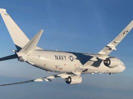 Американський військовий літак у небі