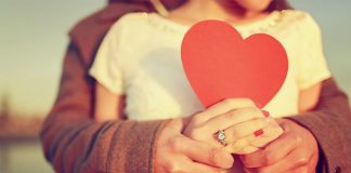 Чоловіки закохуються швидше, жінки — сильніше: дослідження Пара тримає руки на фоні заходу сонця