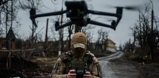 українські військові під час роботи з протидронними системами