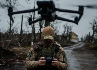 українські військові під час роботи з протидронними системами