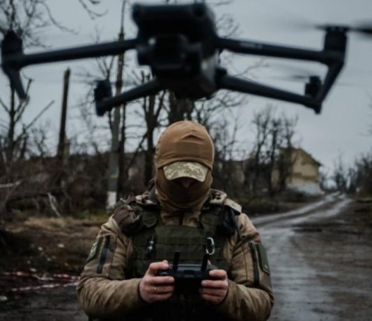 УКРАЇНСЬКІ ВІЙСЬКОВІ ЛЕТЯТЬ У ПЕРСЬКУ ЗАТОКУ українські військові під час роботи з протидронними системами