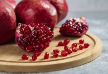 стиглий гранат із зернами