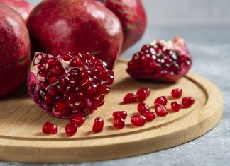 стиглий гранат із зернами