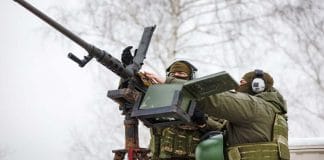 Сили ППО України ведуть вогонь по ворожих дронах у нічному небі.
