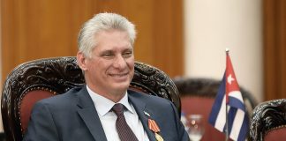 Президент Куби Мігель Діас-Канель виступає на публічному заході