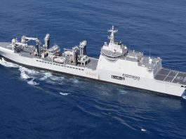 французький військовий корабель у морі