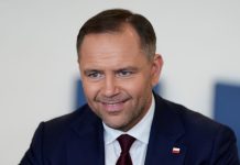 Poland legalises participation in the war for Ukraine Президент Польщі Анджей Дуда підписує офіційний документ