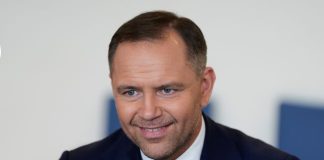 Poland legalises participation in the war for Ukraine Президент Польщі Анджей Дуда підписує офіційний документ