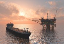 Великі нафтові танкери перевозять російську нафту