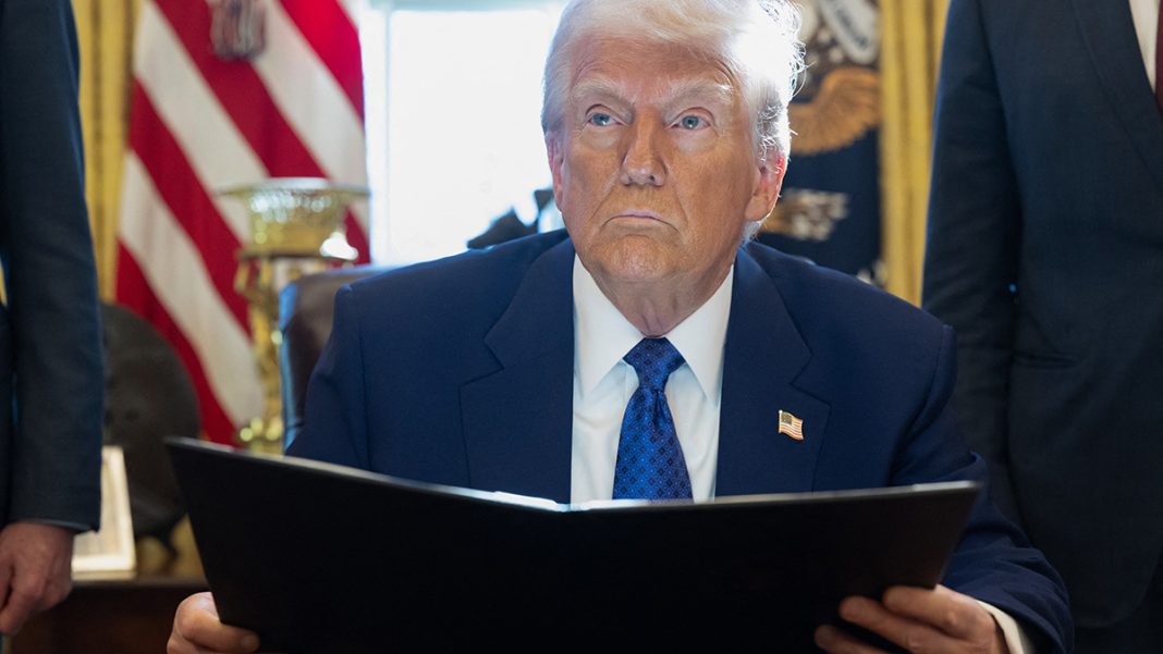 Президент США Дональд Трамп виступає перед журналістами