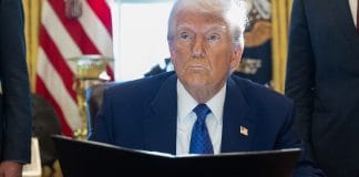 Президент США Дональд Трамп виступає перед журналістами