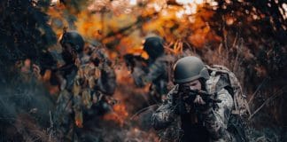 Українські військові на бойових позиціях під час обстрілу