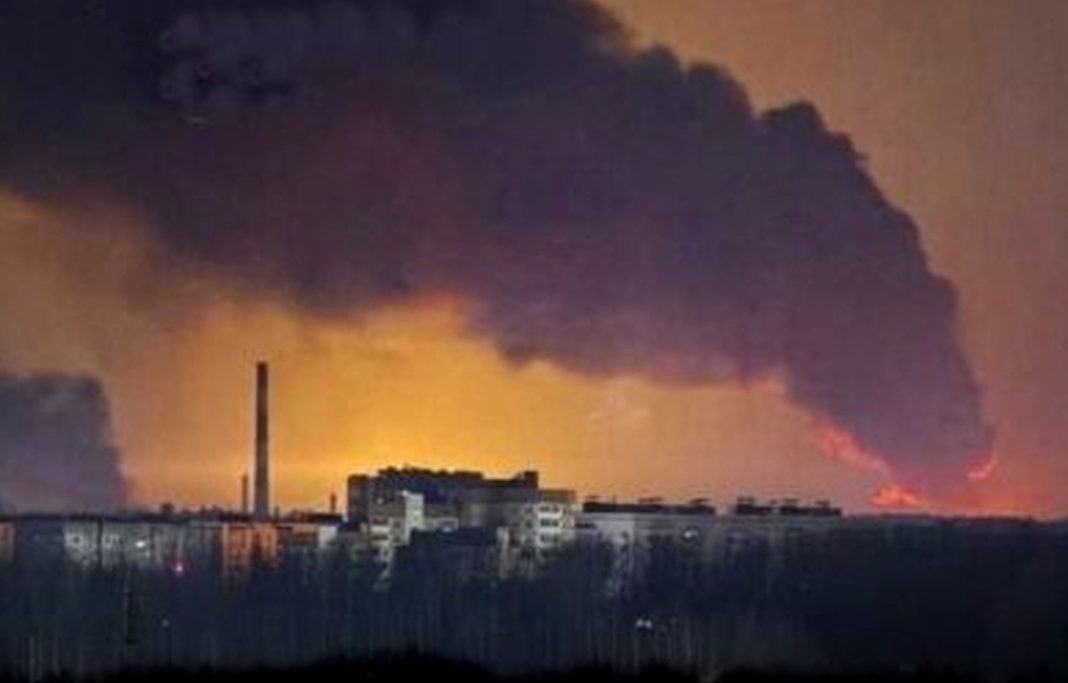 Дим піднімається над промисловим об’єктом після вибуху.