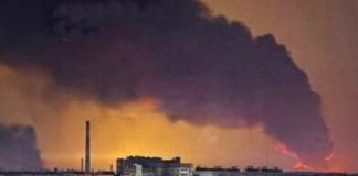 ЗСУ вразили завод «Промсинтез» у Самарській області РФ Дим піднімається над промисловим об’єктом після вибуху.