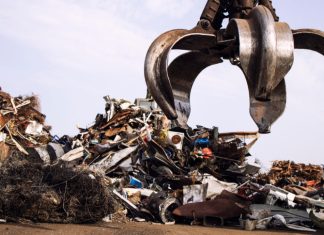 Металобрухт на промисловому майданчику