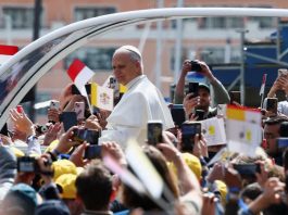 Папа Римський уперше за 488 років відвідав Монако Папа Римський під час промови у Монако на фоні місцевої архітектури.