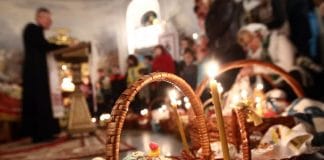 Великодній кошик із паскою, писанками та свічкою