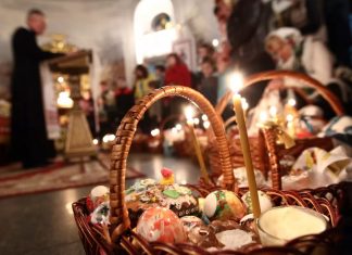 Великодній кошик із паскою, писанками та свічкою