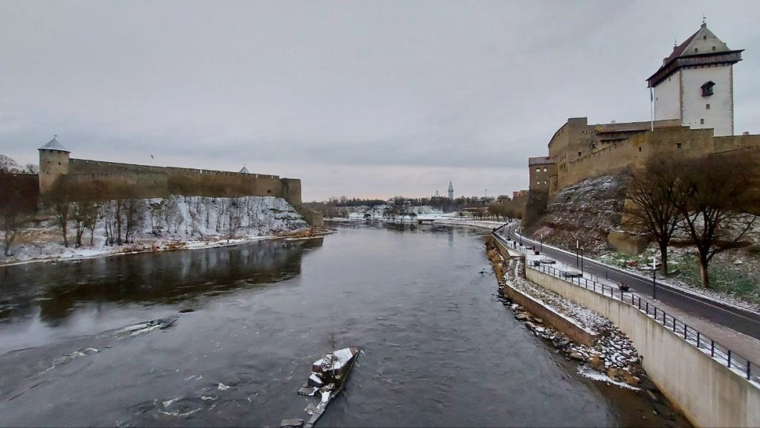 photo_2022-12-02_16-42-09-4 Вид на місто Нарва, Естонія, на кордоні з Росією