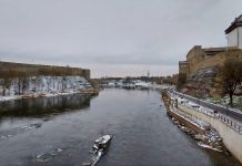 Росія активізує кампанію щодо «Нарвської республіки» Вид на місто Нарва, Естонія, на кордоні з Росією