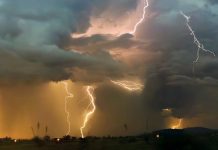 Сіре небо, дощові хмари та електричні дроти на фоні міста