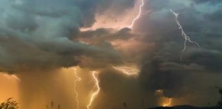 Сіре небо, дощові хмари та електричні дроти на фоні міста
