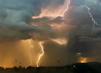 Сіре небо, дощові хмари та електричні дроти на фоні міста