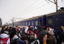 Пасажири виходять із поїзда Укрзалізниці під час евакуації