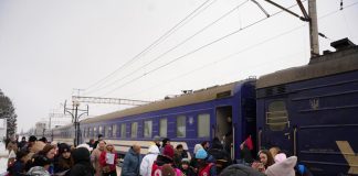 Passengers get off a Ukrzaliznytsia train during evacuation