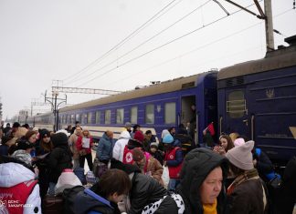 Ukrzaliznytsia toughens evacuation rules during an emergency Passengers get off a Ukrzaliznytsia train during evacuation