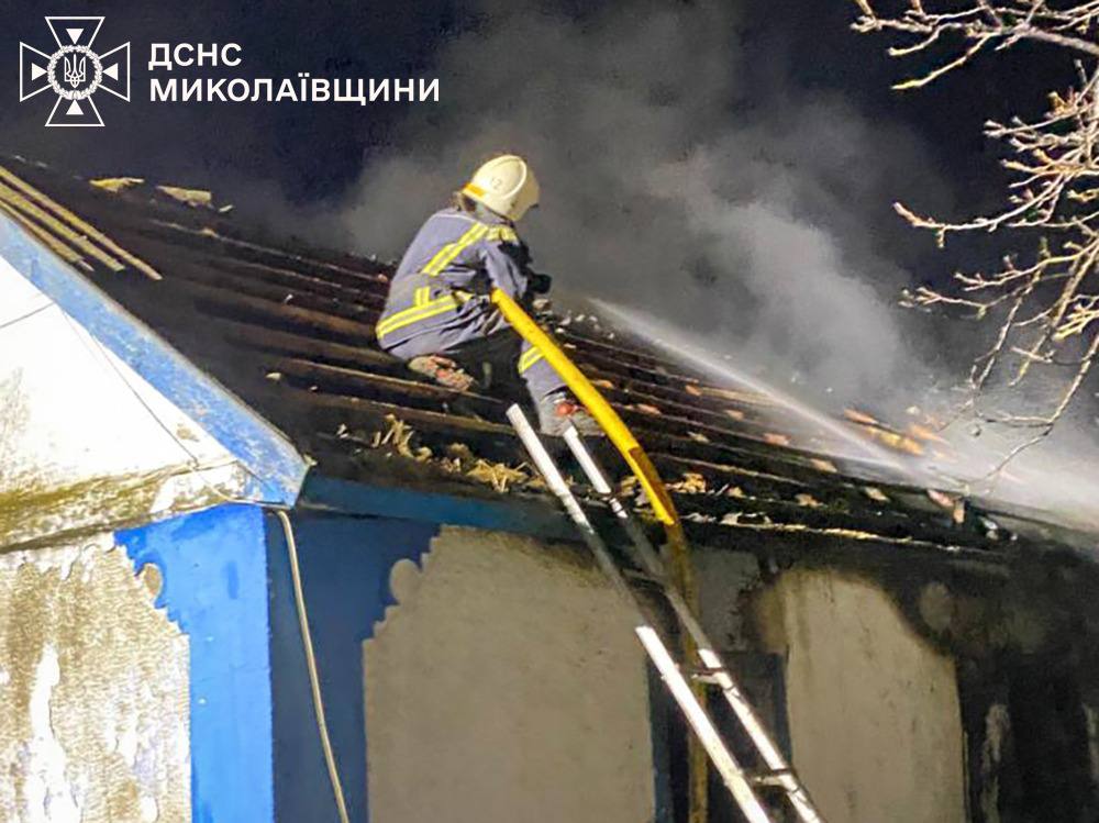 photo_2026-03-01_09-20-34 рятувальник гасить пожежу на даху приватного будинку