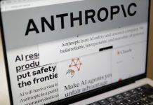 логотип Anthropic на екрані ноутбука