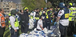 Ракетна атака Ірану по Ізраїлю забрала 8 життів рятувальники працюють на місці ракетного удару в Ізраїлі