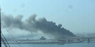 дим у районі узбережжя ОАЕ після повідомлень про удар