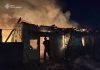 НА ЧЕРНІГІВЩИНІ РОСІЙСЬКИЙ ДРОН ВБИВ ЖІНКУ Пожежа в житловому будинку на Чернігівщині після атаки БпЛА