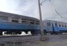 Пошкоджений приміський поїзд після атаки на Дніпропетровщині