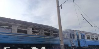 Пошкоджений приміський поїзд після атаки на Дніпропетровщині