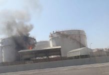 Іранські дрони атакували порт Салала в Омані дим у районі порту Салала в Омані